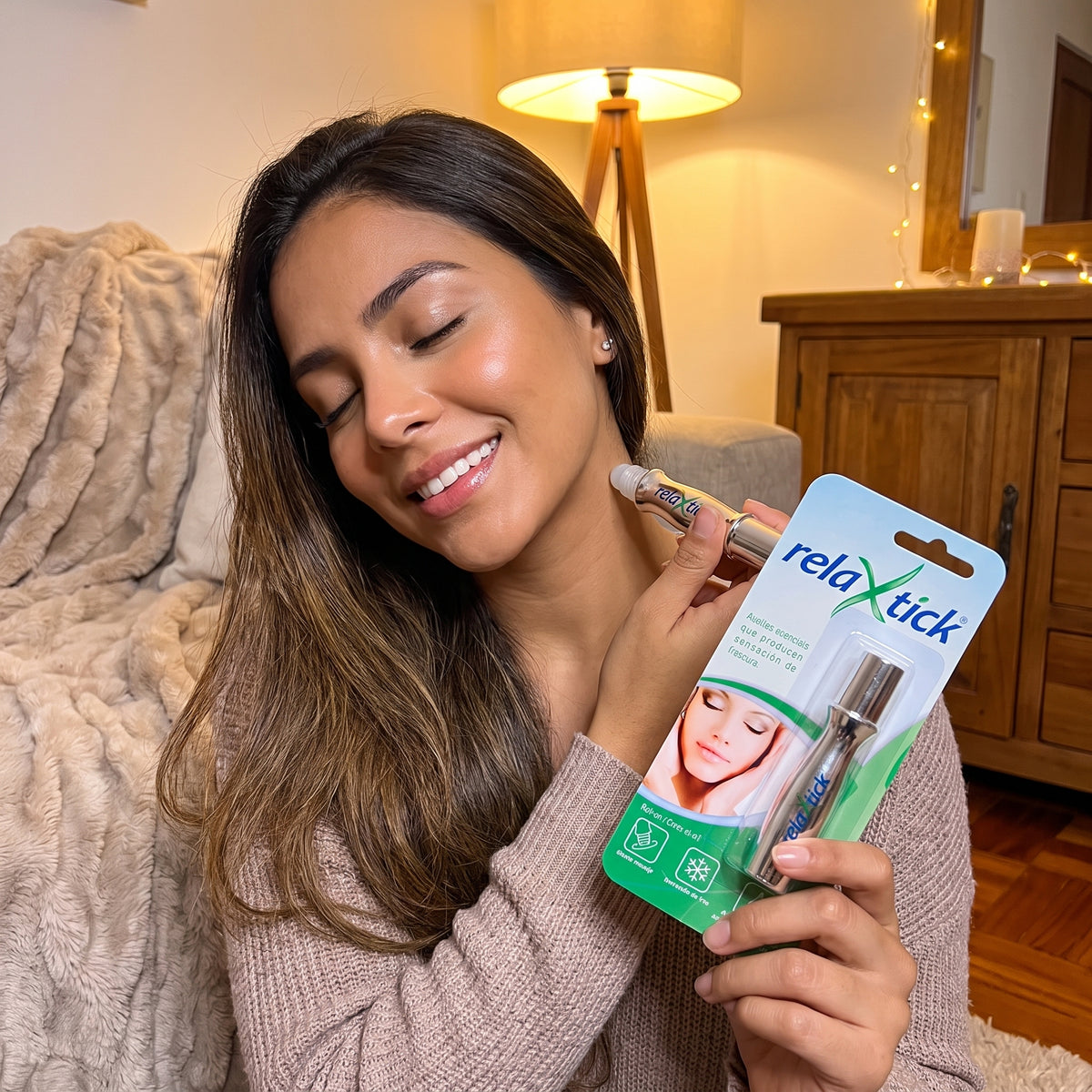 Clienta aplicando el roll-on Relaxtick en el cuello