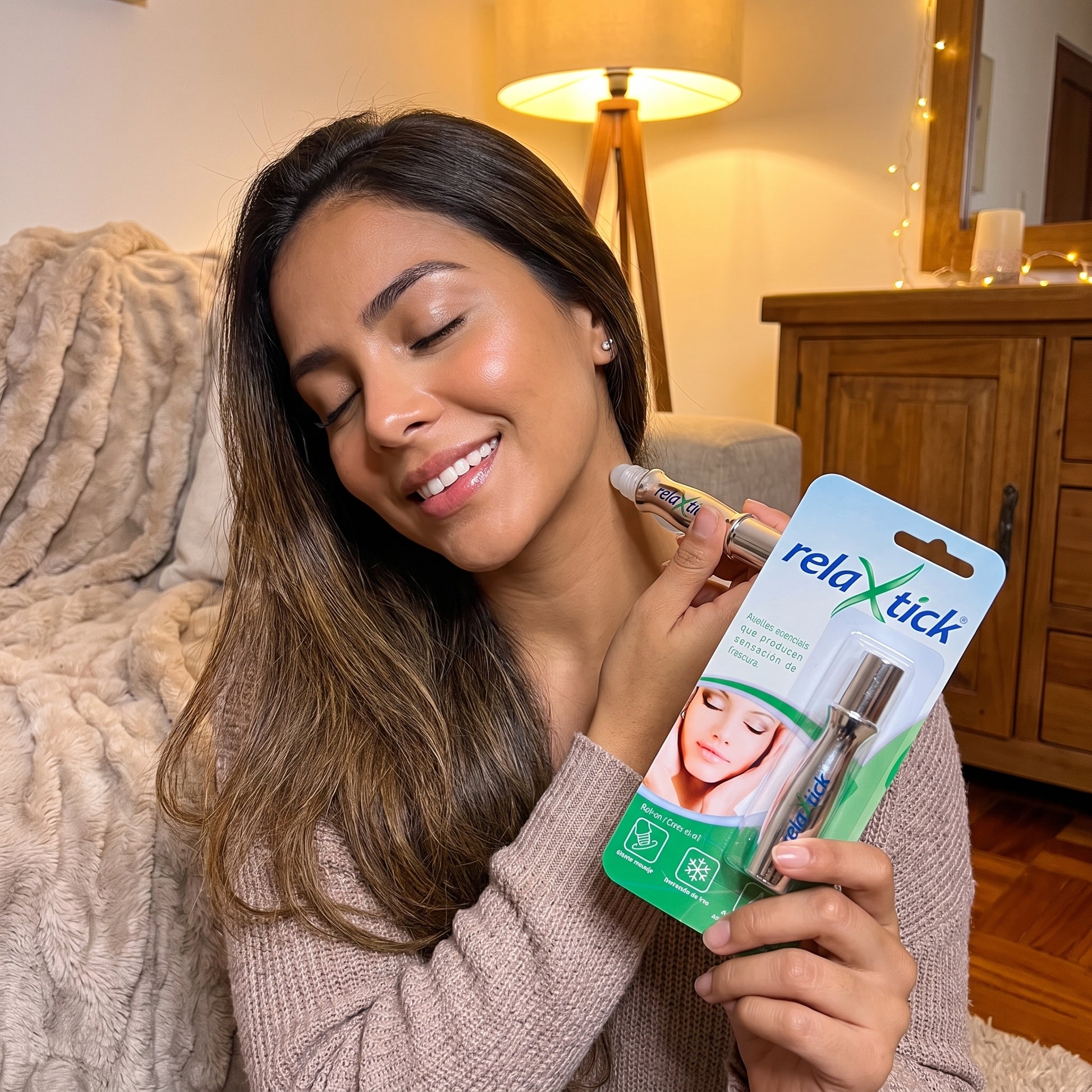 Clienta aplicando el roll-on Relaxtick en el cuello