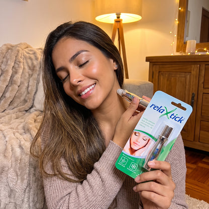 Clienta aplicando el roll-on Relaxtick en el cuello