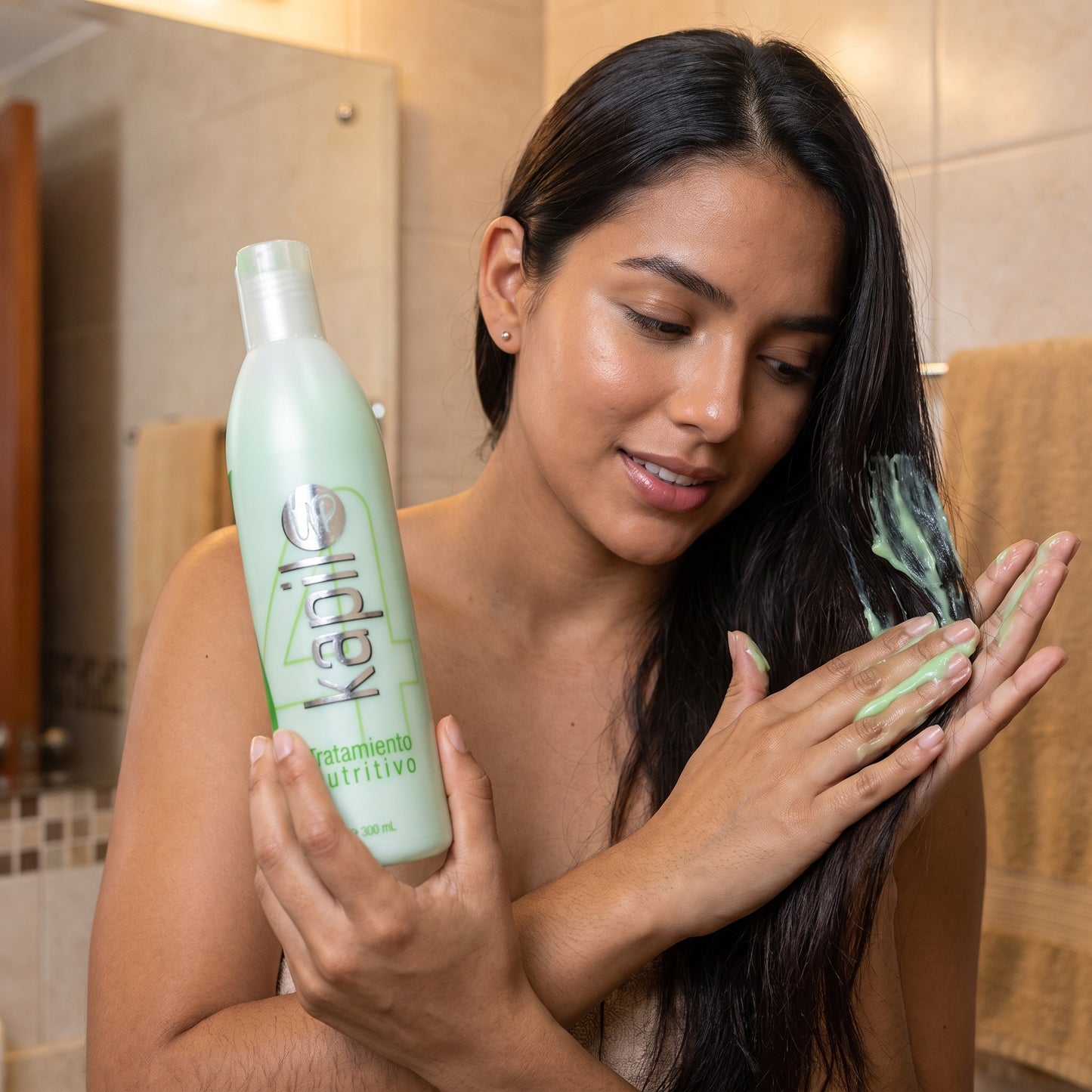 Clienta aplicando el Tratamiento Nutritivo KapilUp en su cabello