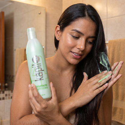 Clienta aplicando el Tratamiento Nutritivo KapilUp en su cabello