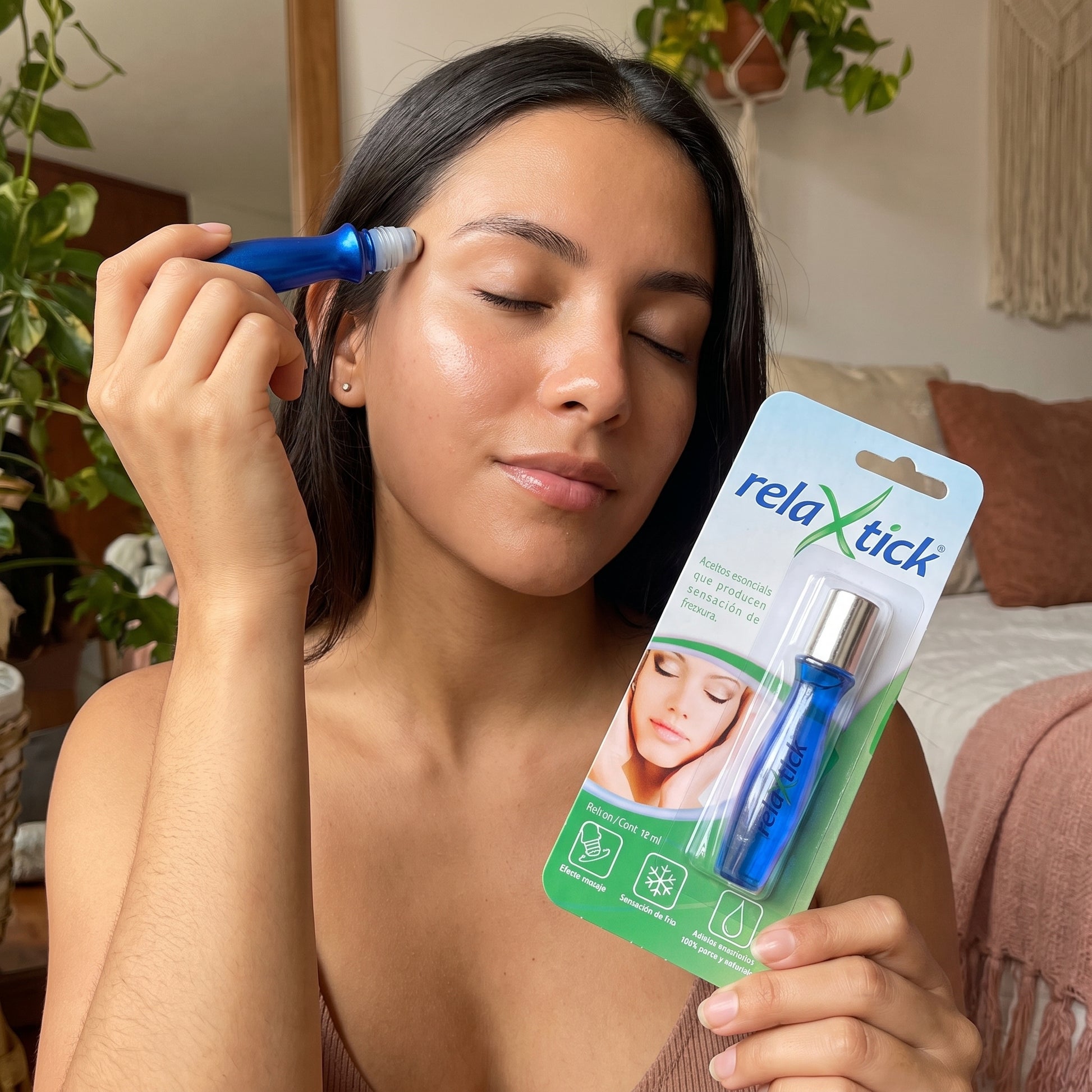 Clienta aplicando el roll-on Relaxtick en la sien