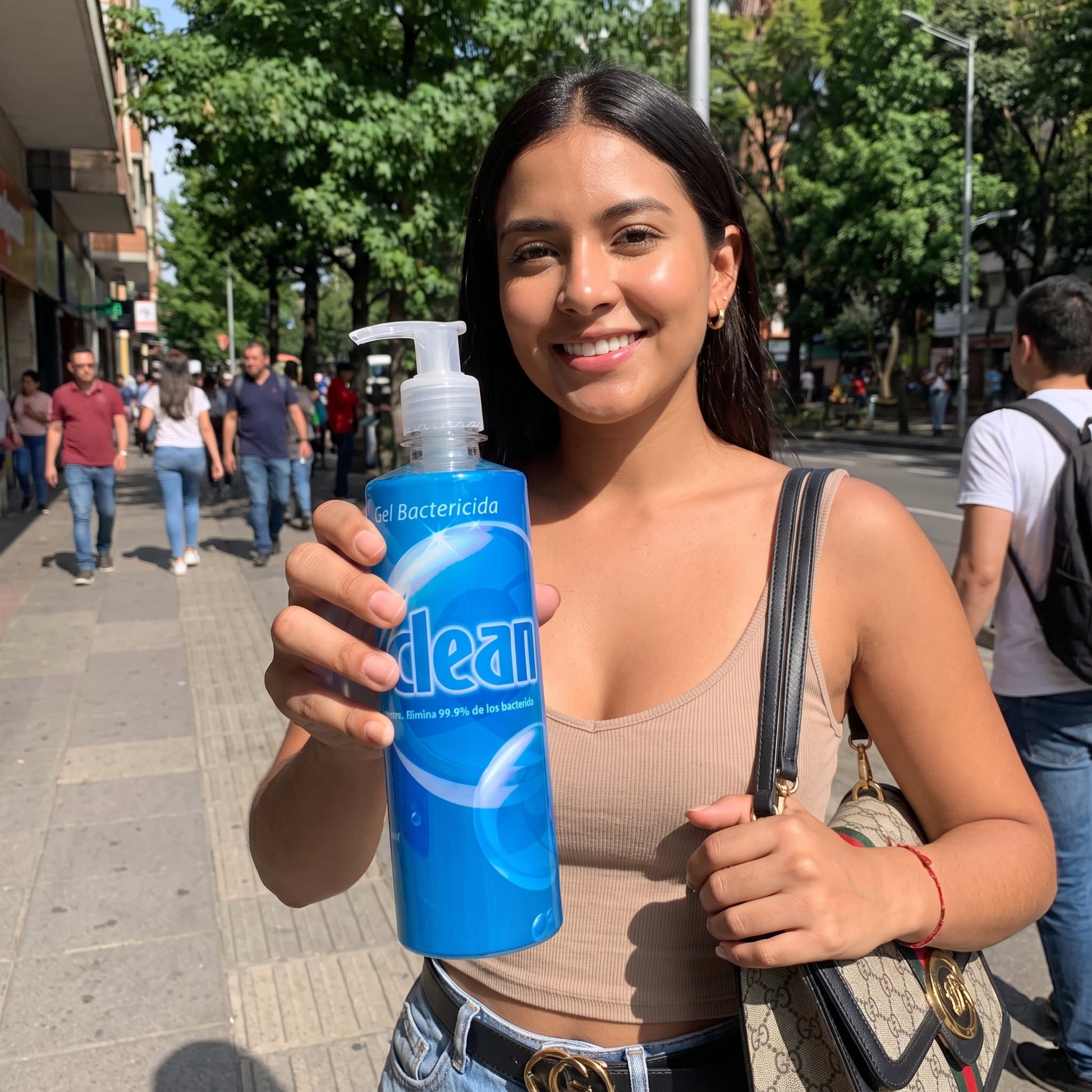 Clienta con el gel bactericida V-Clean, práctico para el día a día
