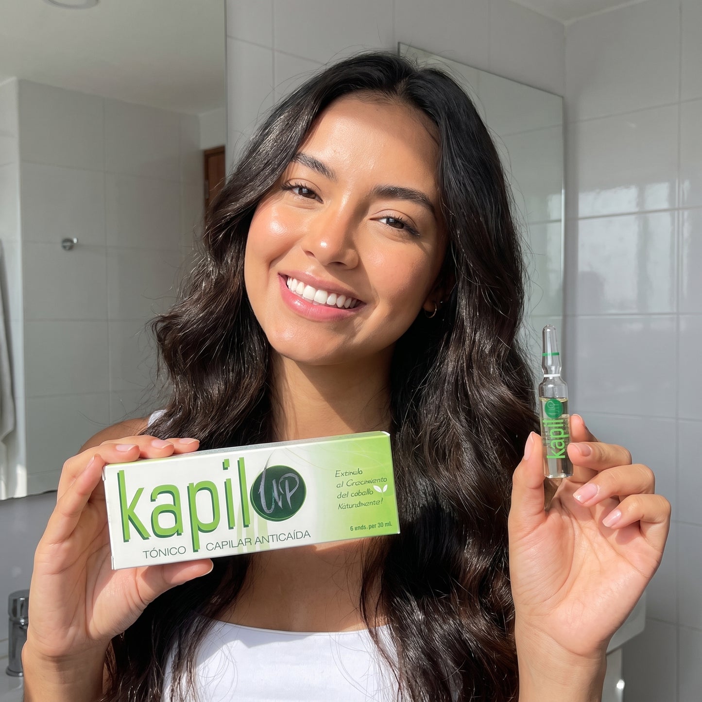 Clienta mostrando la caja de ampollas Tónico Anticaída KapilUp