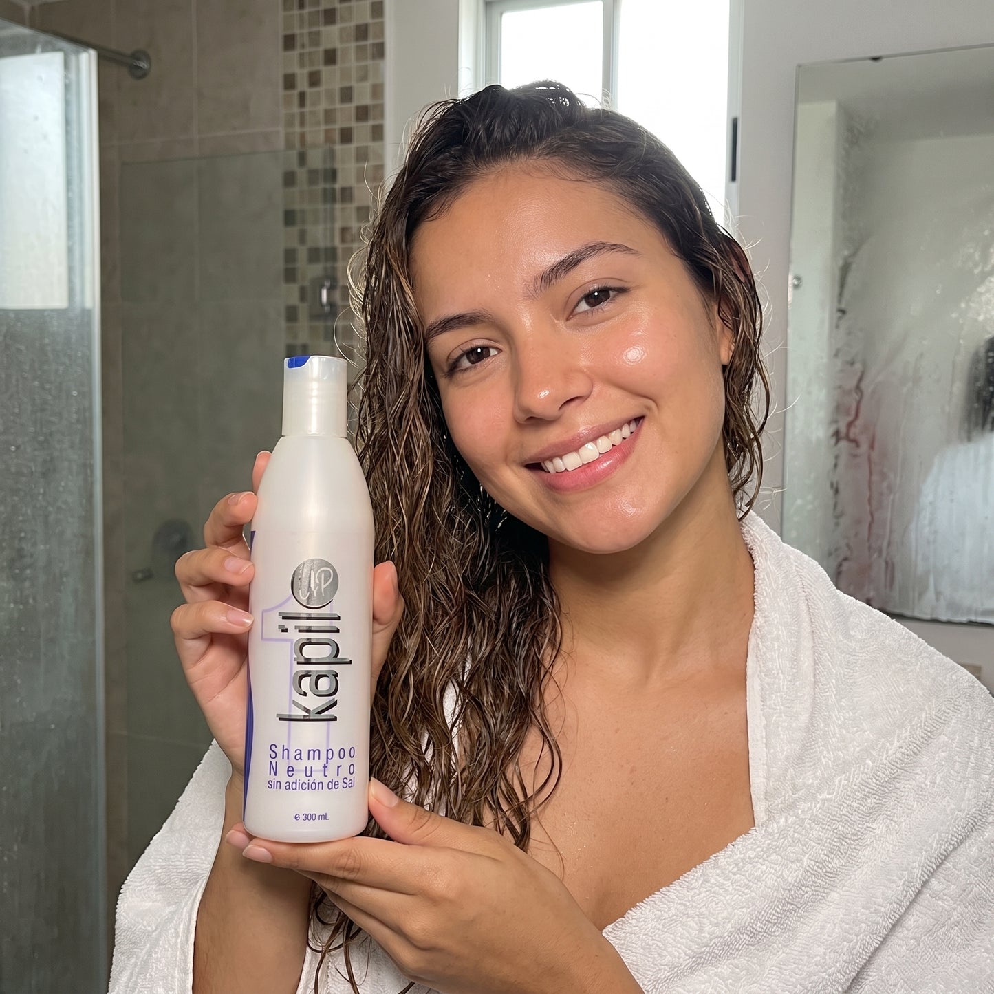Clienta recién salida de la ducha con el Shampoo Neutro KapilUp