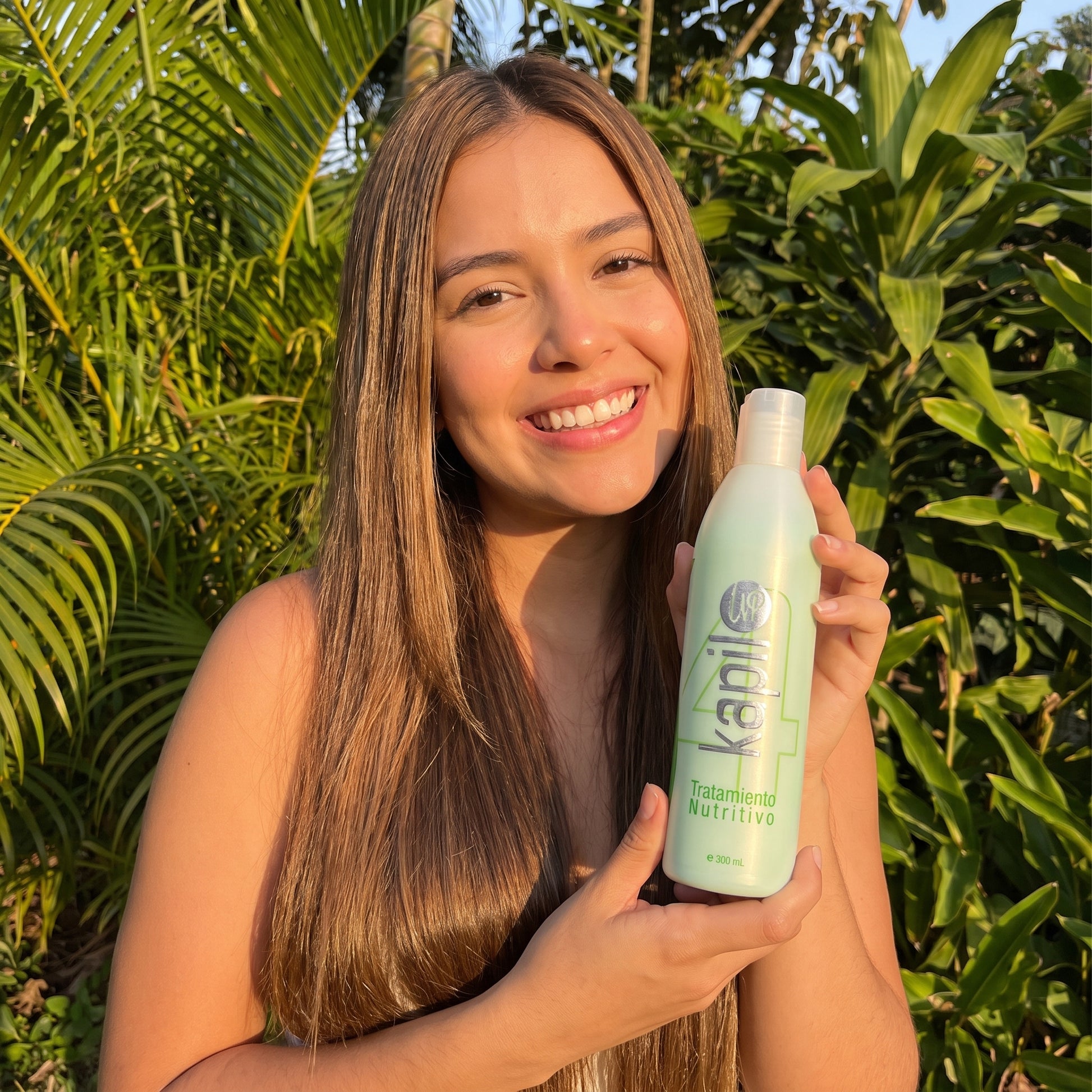 Clienta con cabello nutrido y brillante mostrando el Tratamiento Nutritivo
