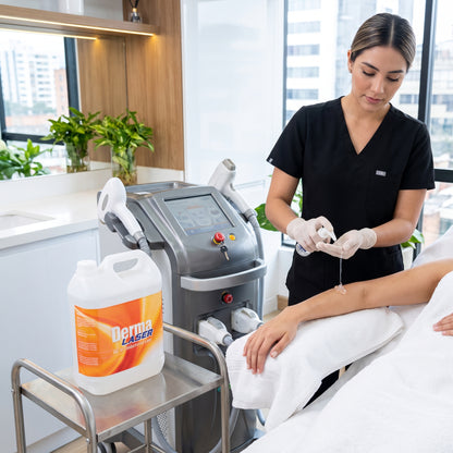Bidón de Derma Laser gel conductor en la clínica estética