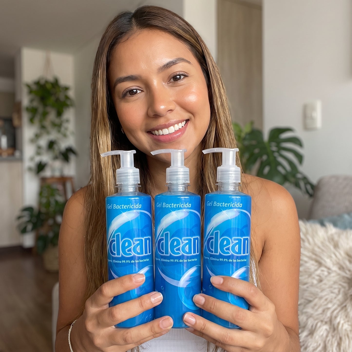 Clienta con el pack de 3 geles bactericidas V-Clean