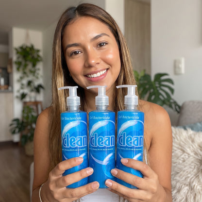 Clienta con el pack de 3 geles bactericidas V-Clean