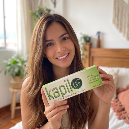 Clienta con las ampollas Tónico Anticaída KapilUp