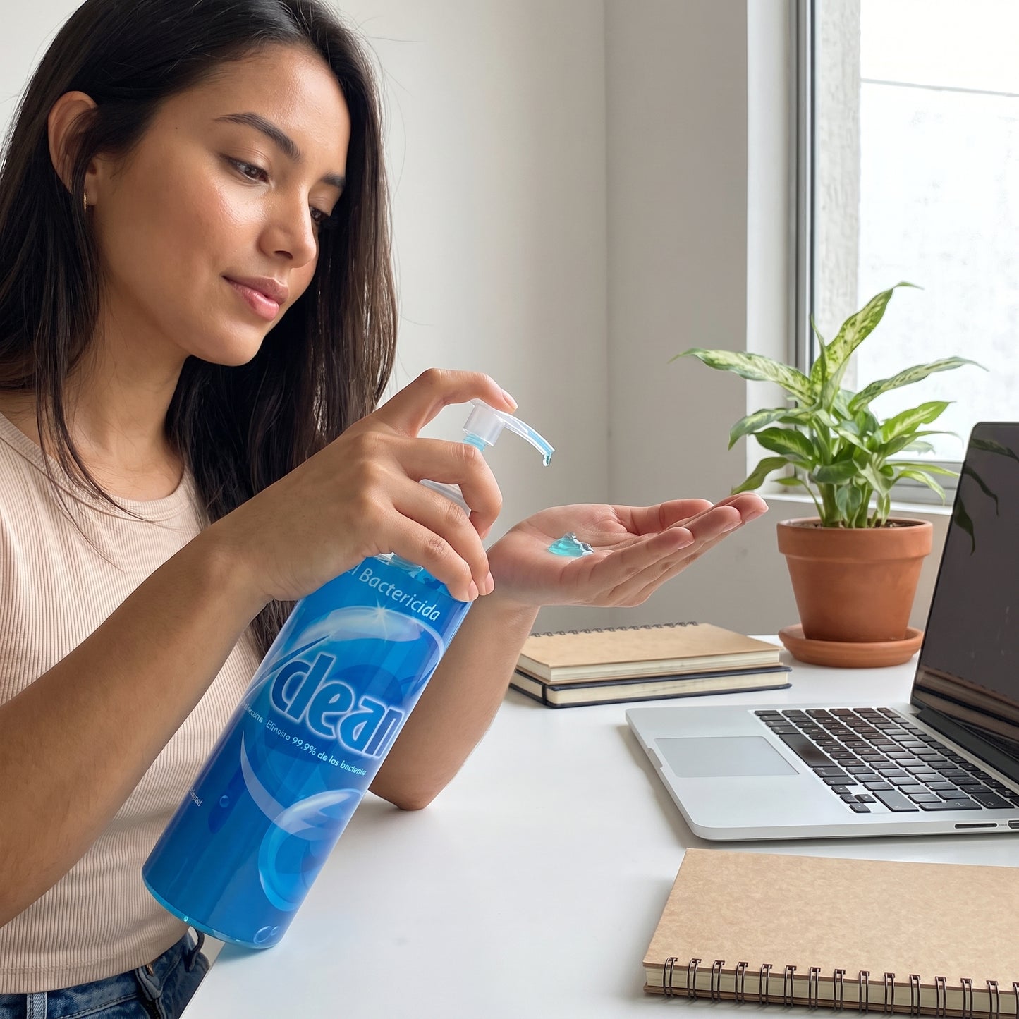 Clienta aplicando gel bactericida V-Clean en las manos