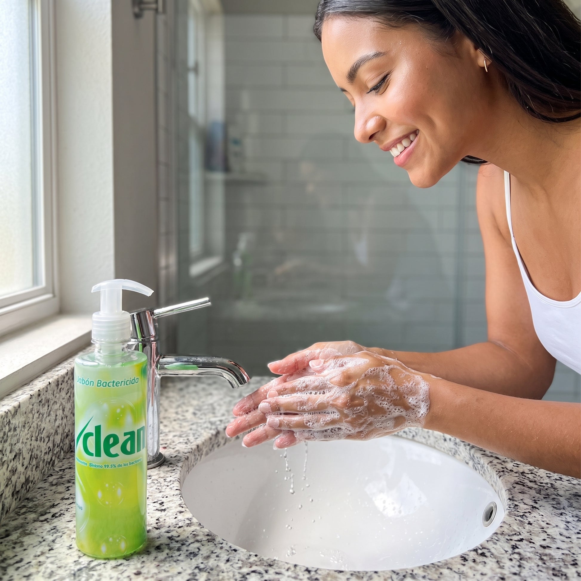 Clienta lavándose las manos con el Jabón Bactericida V-Clean