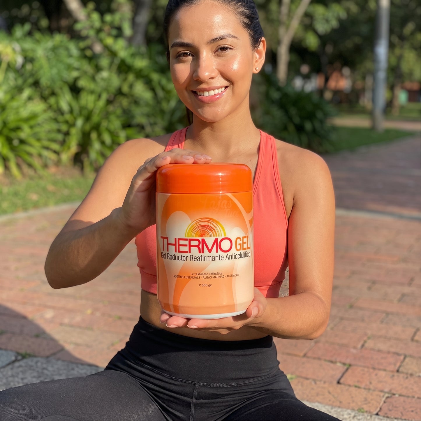 Clienta con el tarro de Thermo Gel reductor de 500 g