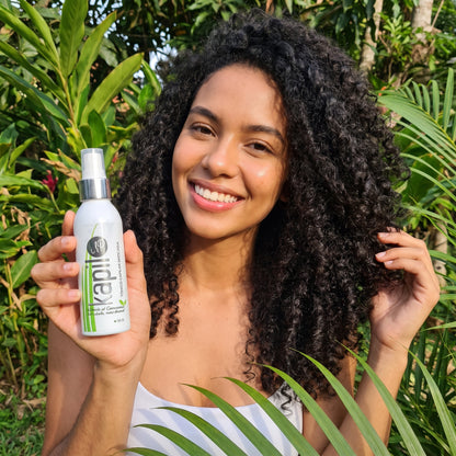 Clienta con cabello fuerte y sano mostrando el Tónico Capilar KapilUp
