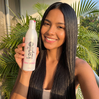 Clienta con cabello liso y brillante mostrando el Termo-protector KapilUp