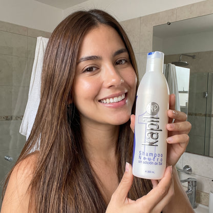 Clienta con cabello limpio y brillante mostrando el Shampoo Neutro KapilUp