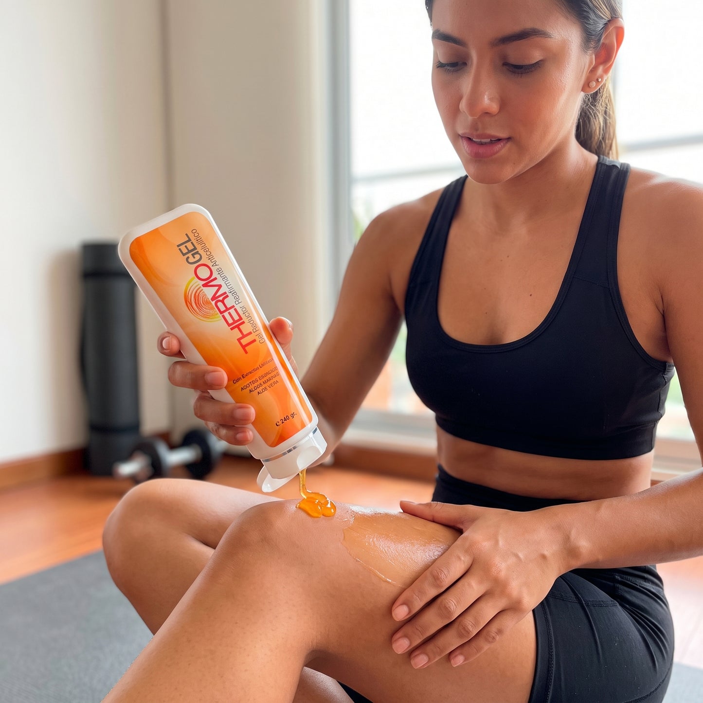 Clienta aplicando Thermo Gel reductor en la pierna